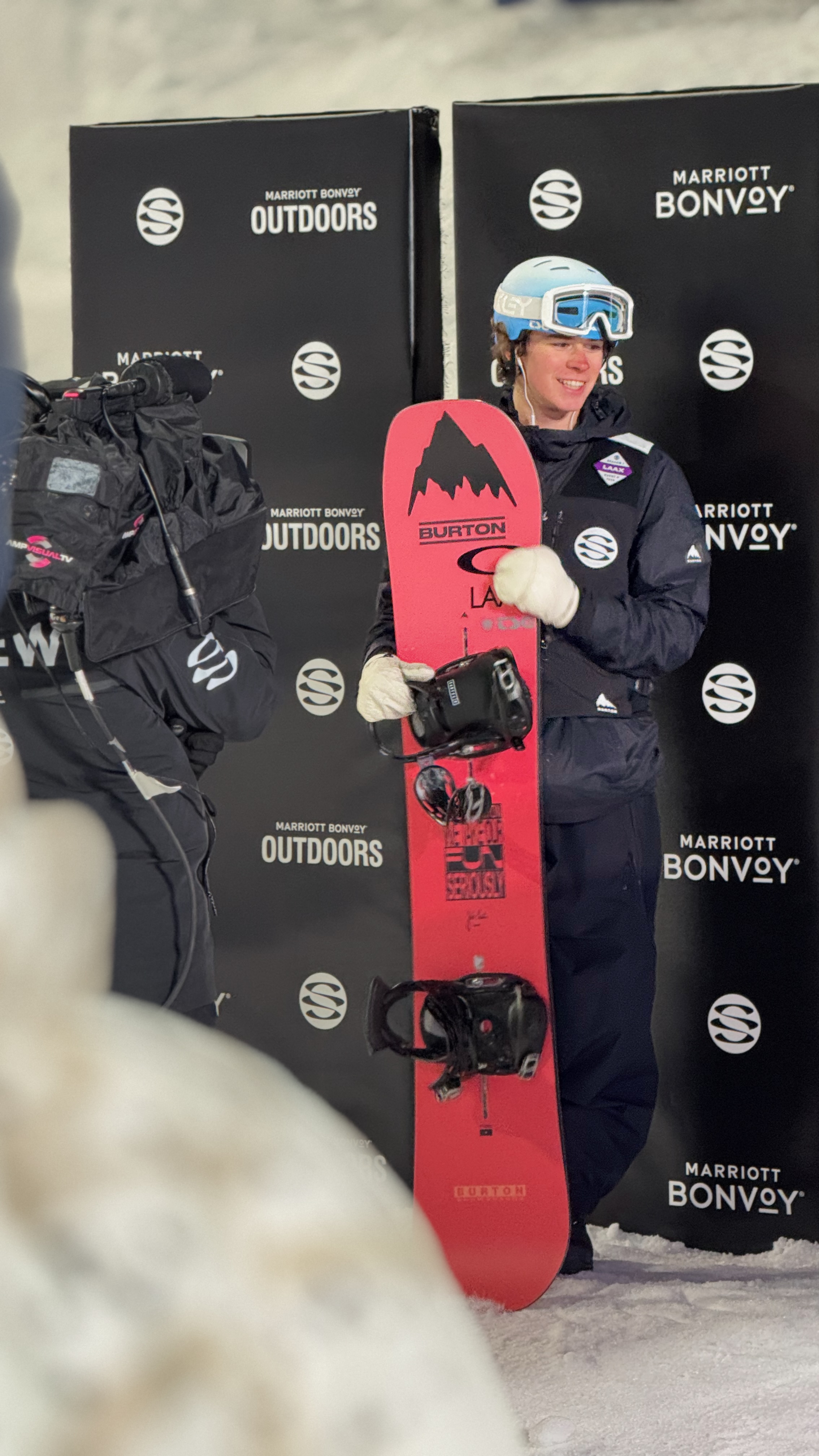 Jonas Hasler giving an SRF interview after a snowboard competition
